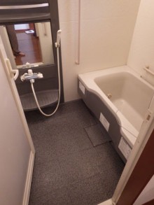 ダークウォールナットで落ち着いた浴室空間に ダークウォールナットで落ち着いた浴室空間に